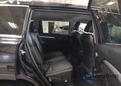 2017 Toyota Highlander Le Plus z USA, uszkodzony, nr VIN 5TDBZRFH2HS386610